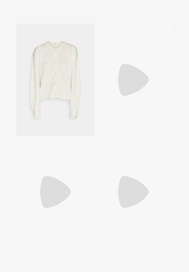 JDY JDYLUMI LIFE BUTTON - Gilet - Offwhite; Haut à col roulé à manches longues blanc, fabriqué en tissu lisse et extensible. Il présente un col haut et une coupe ajustée, sans motifs ni embellissements visibles.; Jeans larges bleu clair en denim, dotés d'une taille haute, d'un design à cinq poches et d'un léger dégradé pour un aspect usé.; Baskets plates blanches en matériau synthétique lisse, avec un bout arrondi, un design à lacets et une semelle en caoutchouc texturé. Accent de talon noir.