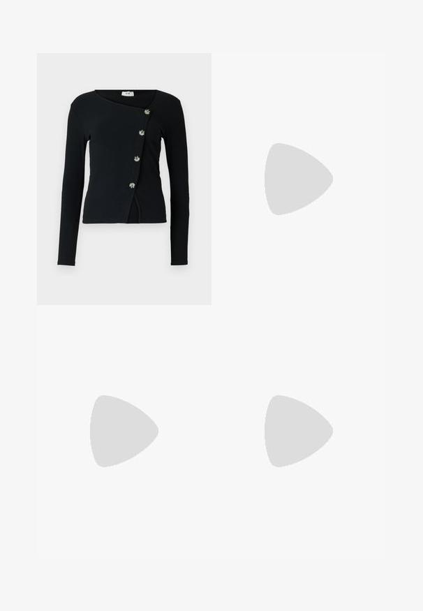 Schwarzes Langarmshirt mit gerippter Textur und asymmetrischem Design. Verfügt über Knöpfe an der Vorderseite zur Schließung und hat eine figurbetonte Silhouette.; Zwei ärmellose, gerippte Rollkragenoberteile in Schwarz und Weiß, mit einer figurbetonten Passform und glatter Textur sowie einer cropped Länge.; Schwarze weite Hosen aus leichtem Stoff, mit einem Knopfverschluss vorne und flachem Bund, mit sorgfältig genähten Säumen.; Sportschuhe mit einem Obermaterial aus weißem Leder, grauer Wildleder-Zehenkappe und drei schwarzen Streifen. Sie verfügen über ein blaues Logo auf der Zunge und eine strukturierte Gummisohle.