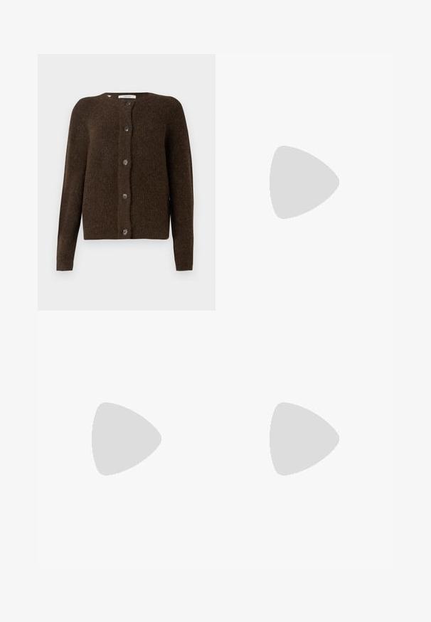 Brun stickad cardigan tillverkad av mjukt material, med rund halslinning, framknappar och långa ärmar. Texturerad finish överallt.; Vit skräddarsydd topp i ribbat tyg med korta ärmar och rynkade detaljer på sidorna för textur och form.; Breda jeans i svart denim med dragkedja fram, femfickorsdesign och subtila sömdetaljer. Slät textur och avslappnad stil.; Svarta anklar stövlar med en glänsande finish, fyrkantig tå, blockklack och sidodel av elastisk panel. Matchas med svarta smala byxor.