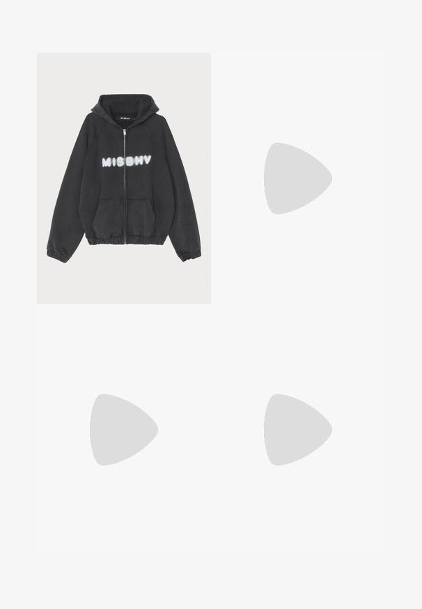 Schwarzer Hoodie mit Reißverschluss vorne, gerippten Bündchen und Saum. Mit „MISBHV“ in graffiti-artigem weißen Schriftzug auf der Brust.; Weißes kurzärmliges T-Shirt aus Baumwolle mit Rundhalsausschnitt und lockerer Passform. Glatte Textur, ohne sichtbare Muster oder Akzente.; Helle blaue Denim-Jeans mit lässiger Passform, geradem Beindesign, Fünf-Taschen-Stil und dezentem Verblassen des Stoffes.; Weißer Sneaker mit einem glatten synthetischen Obermaterial, runder Spitze, flachen Schnürsenkeln, strukturiertem Sohlen und einem geschichteten, Plattform-Design für zusätzlichen Halt.