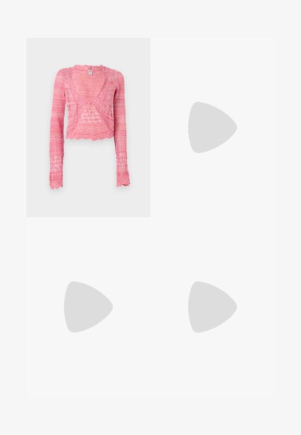 Heklet cardigan i lyserød, med lange ærmer, V-hals og bølgede kanter. Fremstillet af tekstureret, åbent strikket materiale.; Grå bomulls-T-skjorte med klassisk rund hals, korte ermer og en glatt tekstur, egnet for uformell bruk.; Lys blå denimjeans med avslappet passform, høy midje og vide ben, med en lett falmet tekstur og klassisk femlommers design.; Hvit høy-skinn kanvas sneakers med svart gummisåle, gummitåhette foran og seks hull for snorer, med et rent, minimalistisk design.