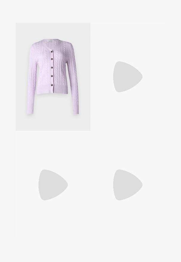 pure cashmere CLASSIC CABLE CARDIGAN - Kardigán - lavender; Even&Odd Petite 2 PACK - Top - light grey/black; Vero Moda Petite VMTESSA PANTS - Nohavice - chocolate torte; Čierne kožené mokasíny so striebornými klincami, s robustnou platformou a širokým remienkom cez priehlavok. Hladký povrch, zaoblený tvar.; Zlaté kruhové náušnice s hladkým, zaobleným dizajnom a lesklým povrchom. Ľahká konštrukcia s bezpečným zapínaním.