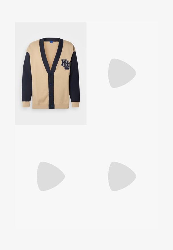 HUGO SMEYLO - Kardigan - medium beige; BOSS TEE - Jednoduché tričko - open white; Bežové bavlněné kalhoty se střihy rovného nohavice, s knoflíkovým zapínáním a záhyby vpředu pro zvýraznění detailu.; Bílé a světle béžové atletické tenisky, které mají síťovaný svršek, perforované detaily a texturovanou mezipodešev s logem na patě.