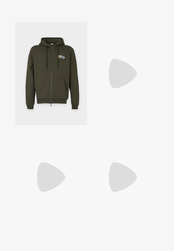 Olivengrøn, lynlåset hættetrøje lavet af blødt stof, med et logo på venstre bryst, justerbare snore og en lomme foran.; Sort kortærmet T-shirt lavet af en glat bomuldsblanding, med en rund halsudskæring og et minimalistisk design uden mønstre eller accenter.; Sorte dressbukser med lige ben-design, lavet af glat stof. Har en frontlukning med knap og bæltestropper. Enkle uden mønstre.; Sorte lædersneakers med en glat overflade, beige gummisål, snørebåndsdesign og en kontrastfarvet hæl.