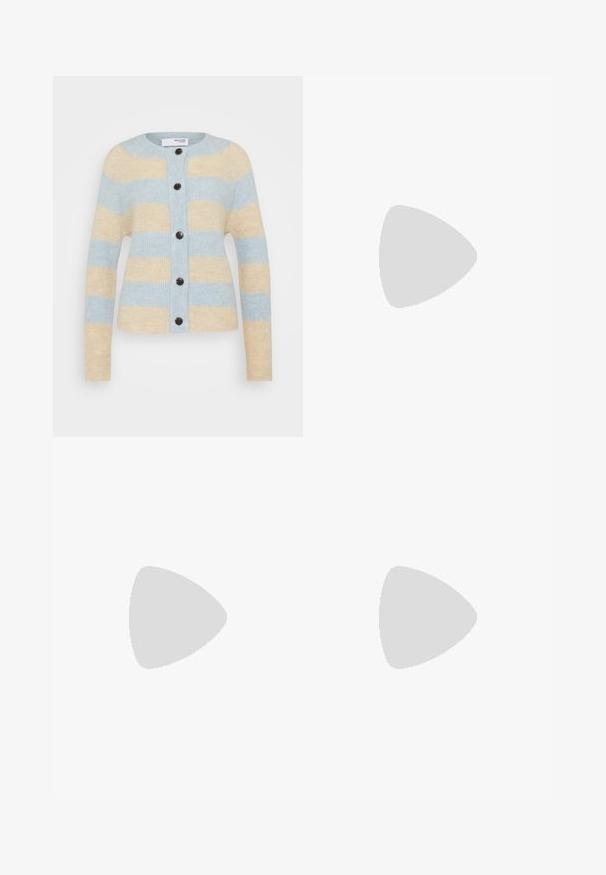 Selected Femme SLFLULU CARDIGAN - Kardigán - birch/blue; Fekete, rövid ujjú felső sima anyagból, peplum fazonnal és övvel a deréknál, két kerek, ezüst árnyalatú gombbal.; Fekete, bő szárú nadrág magas derékkal, gombos részletekkel a derékrészen és elülső pliszékkal.; Fekete bőr bokacsizma tömbsarkal és platform talppal, oldalról nézve, sima fehér háttéren.; Fekete kézi táska strukturált formával, sima textúrával és fémből készült záródással. Széles fekete nadrággal és nyitott orrú szandállal párosítva, fából készült padlón.