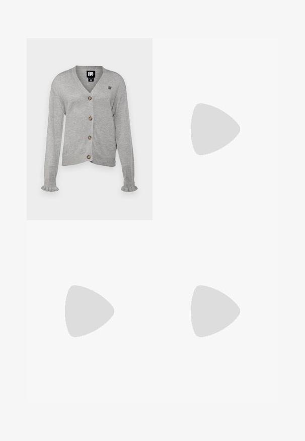 Harmaa neulecardigan, jossa on V-pääntie, viisi ruskeaa nappia ja frilla-hihansuut. DKNY-logo vasemmassa yläkulmassa.; Musta puuvillapaita lyhyillä hihoilla, pyöreällä kaula-aukolla ja yksinkertaisella, siistillä muotoilulla. Ei näkyviä kuvioita tai koristeluja.; Vaaleansiniset levenevät farkut, jotka on valmistettu denimistä. Niissä on korkea vyötärö, etutaskut ja raaka helma lahkeissa rentoa ilmettä varten.; Musta nahkakengät, joissa on pyöristetty kärki, paksu teksturoitu pohja ja vähäiset ompeluyksityiskohdat. Tyylikäs muotoilu, jossa ei ole näkyviä nauhoja tai metalliosia.