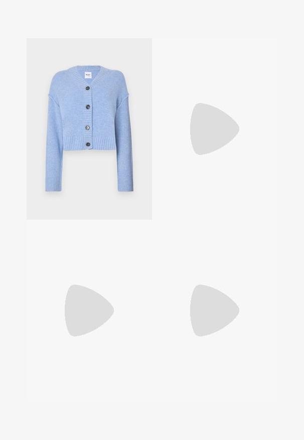 Gekürzter Cardigan aus hellblauem Wollmix, mit geripptem Halsausschnitt und Bündchen, und drei dunklen Knöpfen vorne.; Schwarzes Baumwoll-T-Shirt mit Rundhalsausschnitt, kurzen Ärmeln und aufgesticktem Logo auf der Brust. Einfacher, lässiger Schnitt ohne Muster.; Schwarze, taillierte Hose mit geradem Bein, aus einem glatten Stoff und mit klaren Falten an der Vorderseite. Keine sichtbare Hardware.; Schwarze Leder-Slingback-Pumps mit spitzem Schuhblatt, ausgestattet mit einem schlanken Absatz und einem goldfarbigen Akzent am verstellbaren Riemen. Glatte Textur.; Schwarze Lederhandtasche mit einem strukturierten Design, das eine verkürzte Form, einen oberen Griff und goldfarbene Hardware-Details aufweist. Verstellbarer Schulterriemen ist enthalten.