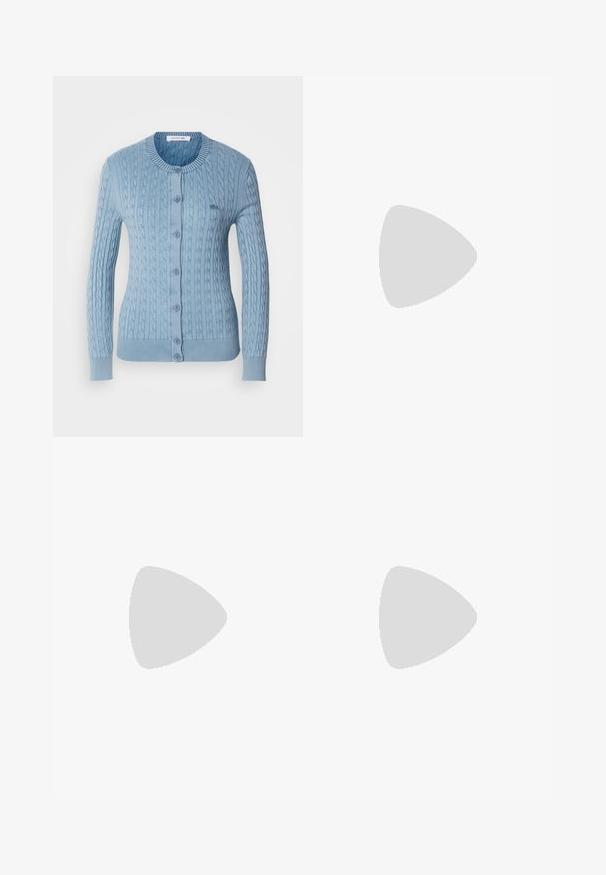 Ljusblå stickad cardigan med ett kabelmönster, rund hals, ribbade mudd och knäppning framtill med matchande knappar.; Vit bomullstopp med vid halsringning och tunna axelremmar. Slät textur utan synliga mönster eller dekorationer.; Breda byxor i marinblått, tillverkade av lättviktig tyg. Har en något texturerad yta, elastisk midja och framseams.; Vit lädersneaker med en slät yta, beige mockadetaljer, rund tå, platt snörningsdesign och en texturerad gummisula.