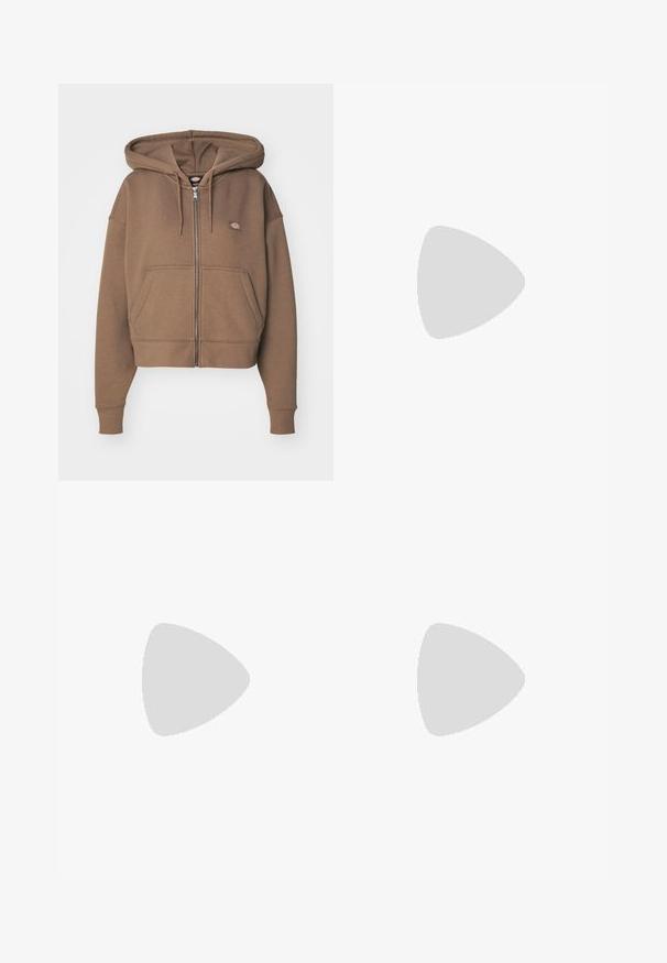 Sweatshirt com fecho éclair castanho feito de tecido suave, com um bolso canguru frontal, capuz com cordão e um pequeno logótipo no peito. Design cropped.; T-shirt cortada, de cor creme, feita de algodão. Apresenta um logo bordado em rosa que diz "Nike Sportwear". Com mangas curtas e gola redonda.; Nike Sportswear PANT  - Calças de ganga de corte relaxado - lt armory blue; Sapatilhas brancas da Nike com detalhes em vermelho, combinadas com calças pretas com um padrão floral. A textura é suave com uma sola plana trançada.