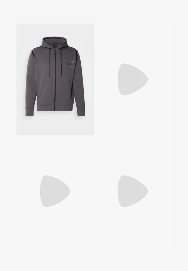 Felpa grigia con zip, cappuccio con coulisse, tasche laterali e dettagli neri. Presenta un logo sottile e una texture morbida in misto cotone.; T-shirt nera in cotone con scollatura rotonda, maniche corte e logo bianco "BOSS" centrato sul petto. Texture liscia, vestibilità casual.; Jeans in denim blu con design a gamba dritta, leggera scoloritura, stile classico a cinque tasche e chiusura con zip e bottone.; Sneaker nera con tomaia in pelle liscia, punta rotonda, lacci piatti, collare imbottito e design minimalista. Suola in gomma con un delicato motivo a rilievo.