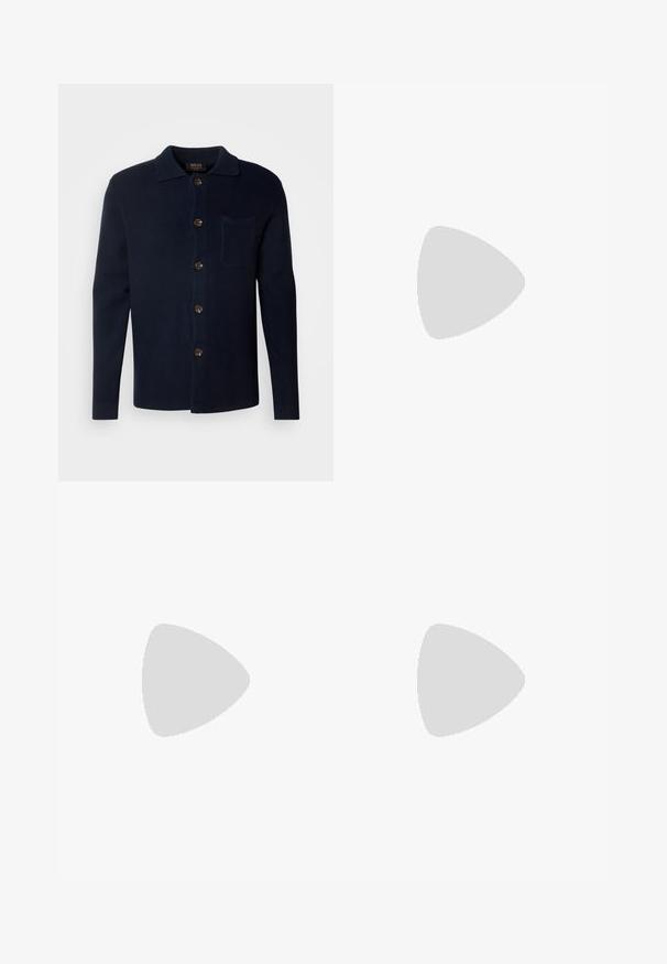 Mørkeblå skjorte med knapper lavet af struktureret stof, med krave, brystlomme og brune knapper.; To sorte polo T-shirts, kortærmede, lavet af bomuldsstof, med en klassisk krave, to-knaps placket og hvide stribede detaljer indeni kraven.; Sorte denimbukser med lige ben, fem lomme-design og knaplukning foran. Glat tekstur med minimale syninger.; Sorte læder loafers med en glat finish, der har et syet design og et dekorativt metal kædeaccent hen over vamps. Flad hæl.