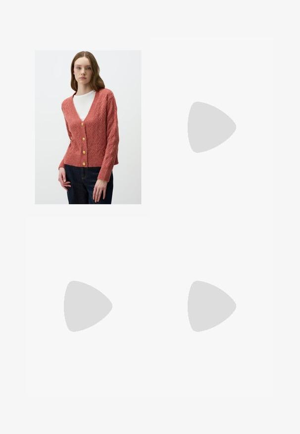 Cardigan lavorato a maglia in corallo con scollatura a V, motivo a diamante e bottoni dorati. L'orlo e i polsini a coste aggiungono texture al design.; Top in tessuto morbido di colore grigio chiaro, con scollatura a barchetta e spalline larghe, dal design semplice e senza cuciture.; Jeans in denim azzurro chiaro con taglio a gamba larga, dettagli strappati, design a cinque tasche e chiusura con zip.; adidas Originals SAMBA OG - Sneakers basse - quartz/off white/mauve; Occhiali da sole neri oversize con lenti ovali, montatura in plastica liscia e accenti dorati sulle tempie. Le lenti scure offrono protezione dal sole.