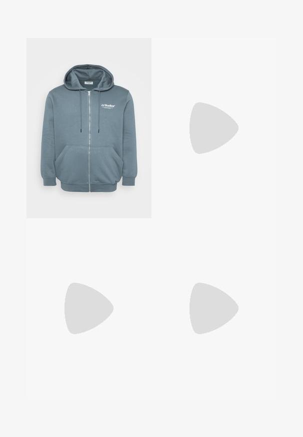 Hoodie zippé en tissu bleu-gris doux, avec une capuche à cordon, des poches kangourou, des poignets côtelés et un petit logo sur la poitrine.; T-shirt noir à manches courtes en tissu côtelé, avec un col rond et une silhouette simple et carrée.; Pantalons en denim noir avec une coupe droite, un design à cinq poches et une fermeture à bouton à l'avant. Texture lisse avec des détails de couture minimaux.; Baskets sportives avec une tige en daim gris et en mesh, des accents rouges et une semelle blanche rembourrée. Des chaussettes blanches côtelées sont partiellement visibles.