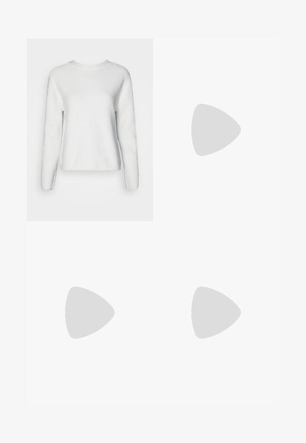 Άσπρο πουλόβερ πλεχτό με στρογγυλή λαιμόκοψη, μακριά μανίκια, υφή ριμπ και χαλαρή εφαρμογή.; Τρία μπλουζάκια με μακριά μανίκια τοποθετημέ�να το ένα πάνω στο άλλο: μαύρο, γκρι και άσπρο. Κάθε μπλούζα έχει στρογγυλή λαιμόκοψη και cropped σχέδιο, κατασκευασμένη από απαλό, ελαφρύ ύφασμα.; Μαύρες κολάν με φουσκωτό σχέδιο, φτιαγμένες από ελαστικό ύφασμα. Διαθέτουν φαρδύ λάστιχο και λεία υφή, με εφαρμοστό σχήμα που ανοίγει στο τελείωμα.; Γκρίζα σουέτ αθλητικά παπούτσια με λευκές κορδόνες, μαύρες ρίγες και λευκή καουτσούκ σόλα. Διαθέτει κυκλικό λογότυπο στη γλώσσα και σόλα από καουτσούκ.