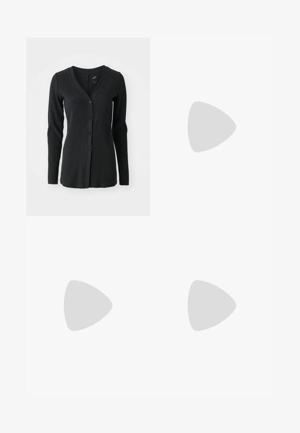 Μαύρη ριμπ καμπαρντίνα με V-λαιμόκοψη, μακριά μανίκια και κουμπιά μπροστά με πέντε κουμπιά. Φτιαγμένη από υλικό με υφή.; Λευκή αμάνικη μπλούζα με στρογγυλή λαιμόκοψη. Φτιαγμένη από απαλό ύφασμα, διαθέτει χαλαρή εφαρμογή και μινιμαλιστικό σχέδιο. Χωρίς μοτίβα ή αξεσουάρ.; Πλατιά παντελόνια σε σκούρο ναυτικό ύφασμα με ριχτή υφή. Διαθέτουν ένα λείο ζωνάκι και ρέουσα σιλουέτα, φτάνοντας στο μήκος του μέσου μοσχαριού.; Μαύρα δερμάτινα παπούτσια πλατφόρμας με παχύ μπλοκ τακούνι, στρογγυλή μύτη και παραδοσιακό σχέδιο δέσιμο. Διαθέτουν λεία υφή και ελάχιστες λεπτομέρειες.