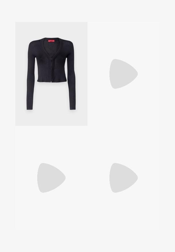 Crna rebrasta kardigan sa dugim rukavima, V-izrezom i prednjim zatvaračem. Materijal je mekan s uskim krojem.; FRAME BABY TEE - Osnovna majica kratkih rukava - white; Bijele, ravne hlače izrađene od lagane tkanine. Imaju ravni prednji dio, petlje za remen i bez vidljivih uzoraka ili ukrasa.; Crne kožne sandale s podesivom kopčom, ravnim smešnim đonom i dva široka remena koja prelaze preko stopala, minimalistički dizajn.; Crna kožna torba s srebrnim lanac strapom, s dekorativnim krilnim naglascima i bijelim šavovima duž donjeg šava.