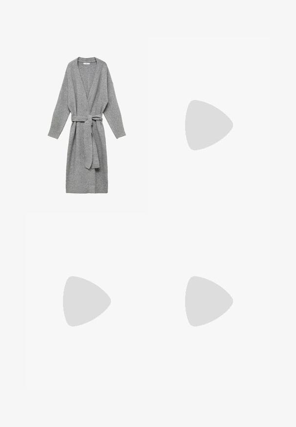 Cardigan gri fabricat din material moale, cu decolteu adânc în V, mâneci lungi și un cordon la talie. Design simplu, fără modele sau embellishments.; Tricou alb cu mânecă scurtă, fabricat din bumbac moale, având un guler rotund și o siluetă ajustată. Fără modele sau embellishementuri vizibile.; YOURTURN UNISEX - Blugi largi - black denim; Adidași Nike albi și argintii, cu material din plasă, accente reflexive și talpă bej. Purtați cu șosete negre, stând pe o suprafață albastră.