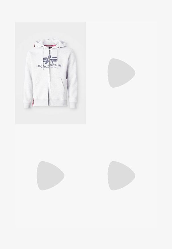 Felpa grigia con zip, realizzata in morbido tessuto, caratterizzata da una stampa del logo sul davanti, cordoncini regolabili e tasche laterali. Accento rosso sull'orlo.; Maglietta nera a maniche corte con dettagli bianchi a tre strisce sulle spalle e un piccolo logo bianco sul petto. Tessuto dalla texture liscia.; Pantaloni sportivi neri con una vestibilità ampia, realizzati in materiale leggero. Presentano una vita elastica e aperture laterali con zip.; Sneaker Adidas Mundial Goal bianca con strisce nere e suola in gomma, mostrata in volo sopra un pavimento di un campo sportivo con linee colorate.