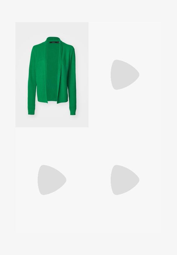 Grønn strikket cardigan med åpen front, lange ermer, ribbestrikket tekstur og en avslappet passform. Ingen knapper eller intrikate mønstre.; Stripet t-skjorte laget av mykt stoff, med horisontale svarte og kremfargede striper, rund hals, korte ermer og en avslappet passform.; Sorte plisserte bukser med elastisk midje. Har vide ben og et glatt, strukturert stoff med vertikale striper.; Svarte lærplattformsko med kraftig blokkhell, rund tå og tradisjonell snøring. Har en jevn tekstur og minimal detaljering.