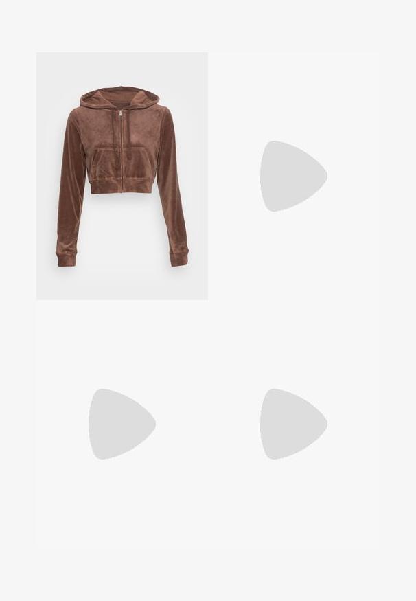 Hollister Co. Camisola com fecho - brown; Camisola de manga longa cinza clara, feita de algodão suave. Apresenta um corte solto, decote redondo e punhos ligeiramente franzidos. Sem padrões nem gráficos.; Calças cinzas com um design de perna reta, apresentando dois bolsos laterais e um fecho de botão. Tecido suave sem padrões ou detalhes visíveis.; Botas de tornozelo de couro preto com sola grossa e painéis elásticos laterais, combinadas com jeans azul escuro. O chão é de cor clara.