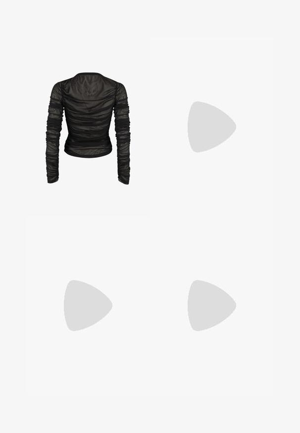 Schwarzes, transparentes Langarm-Oberteil mit geraffter Struktur. Hat einen V-Ausschnitt und eine figurbetonte Silhouette, die durch elastische Rüschungen definiert ist.; Weißes T-Shirt mit kurzen Ärmeln aus Baumwolle. Hat einen Rundhalsausschnitt und eine lockere Passform. Glatte Textur ohne sichtbare Muster oder Akzente.; Schwarze weite Hose mit hoher Taille, mit Falten, einem Knopfverschluss und einer glatten Textur. Eignet sich für verschiedene Anlässe.; Schwarze Flip-Flops mit einer strukturierten Gummisohle, zwei schlanken Riemen und einem dezenten, geprägten Logo-Detail auf dem Riemen.; Schwarze geflochtene Ledertasche mit einer geschwungenen Form, ausgestattet mit einem dicken Griff und einem Reißverschlussverschluss. Texturierte Oberfläche mit glänzender Optik.