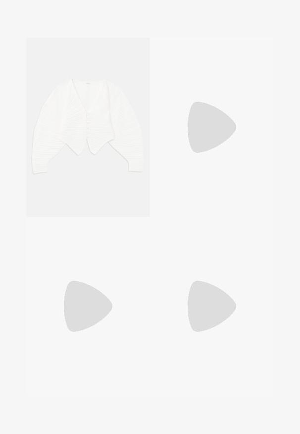 Biała, skrócona kardigan z żebrowanej tkaniny, z głębokim dekoltem w kształcie V, zapięciem na guziki z przodu oraz bufiastymi rękawami z teksturowanym wykończeniem.; Body z długim rękawem w ciemno-brązowym materiale, z wysokim kołnierzem, gładką teksturą i wycięciem na plecach, dopasowane do ciała.; Białe spodnie w kształcie dzwonów o gładkiej fakturze materiału, z dwoma przednimi kieszeniami i przeszywaną talią, zapewniającą dopasowany wygląd.; Czarne płaskie buty na pasku z wydłużonym noskiem, wykonane z gładkiego materiału. Wyróżniają się białym logo "LOVE MOSCHINO" oraz minimalistycznym wzornictwem.