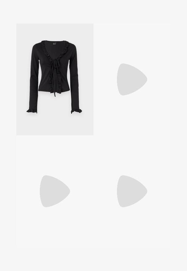 Gina Tricot FRILL  - Cardigan - black; Off-shoulder hvit topp med plisserte, strukturerte ermer og tettsittende liv. Laget av mykt stoff med en jevn tekstur.; Svart rette bukser med elastisk liv, frontfolder, myk stoff, og uten synlige mønstre eller maskinvare detaljer.; Sorte lær ankelsko med en kraftig såle og elastiske paneler på siden, kombinert med mørkeblå jeans. Underlaget er lyst.