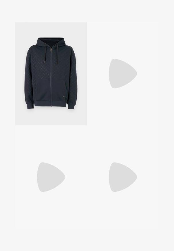 Námornícky zipsový hoodie s textúrovaným vzorom, predná kapsa a kapucňa so šnúrkou. Obsahuje kovové doplnky a rebrované manžety a lem.; Biela tričko s krátkym rukávom, voľný strih, okrúhly výstrih, hladká bavlnená látka, nezdobená zadná strana, rovný lem, bez vzorov alebo akcentov.; Šedé bavlnené nohavice na voľný čas s elastickým pásom, šnúrkou a dvomi bočnými vreckami; rovný strih nohavíc, jemná textúra, bez vzorov.; Čierne kožené mokasíny s hladkým povrchom, zaoblenou špičkou a dekoratívnym prešívaním na prednej časti. Nízky kokteilový opätok a jemný lesk.