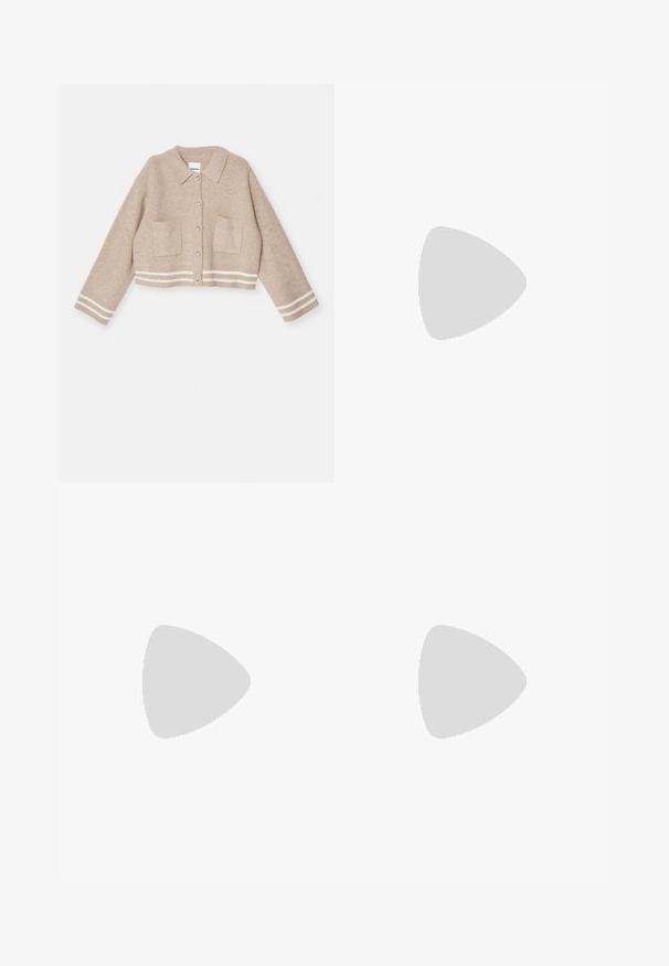 sandro Adīta jaka - beige; Īsām piedurknēm, bēša krekls ar klasisku apkakli, priekšējo pogu aizdari un kreisajā krūtī kabatu. Gluda auduma bez redzamām rakstu vai tekstūru izmaiņām.; Platas kājas bikses no gaiši bežā auduma, ar kaliem, augstu jostasvietu un gludu tekstūru bez redzamām rotājumiem.; Melnas ādas papēža sandales ar regulējamu potītes siksniņu, atvērtu purngalu un kvadrātveida bloku papēdi. Gluda tekstūra, minimālistisks stils.