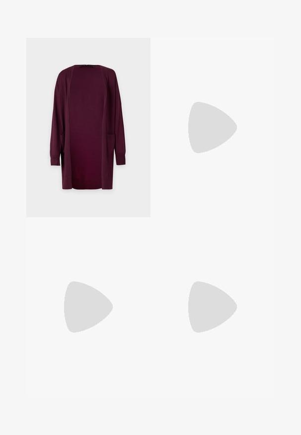 Vero Moda VMSILJE OPEN - Gilet - winetasting; Haut blanc ajusté en tissu côtelé avec des manches courtes et des détails froncés sur les côtés pour ajouter de la texture et de la forme.; Pantalons larges blancs en tissu léger. Dotés d'une taille élastique avec cordon de serrage et de poches latérales. Texture lisse.; Sandale blanche à talons hauts avec un talon épais, présentant un design à lanières et un lien autour de la cheville. Texture lisse avec une plateforme à l'avant pour une hauteur supplémentaire.