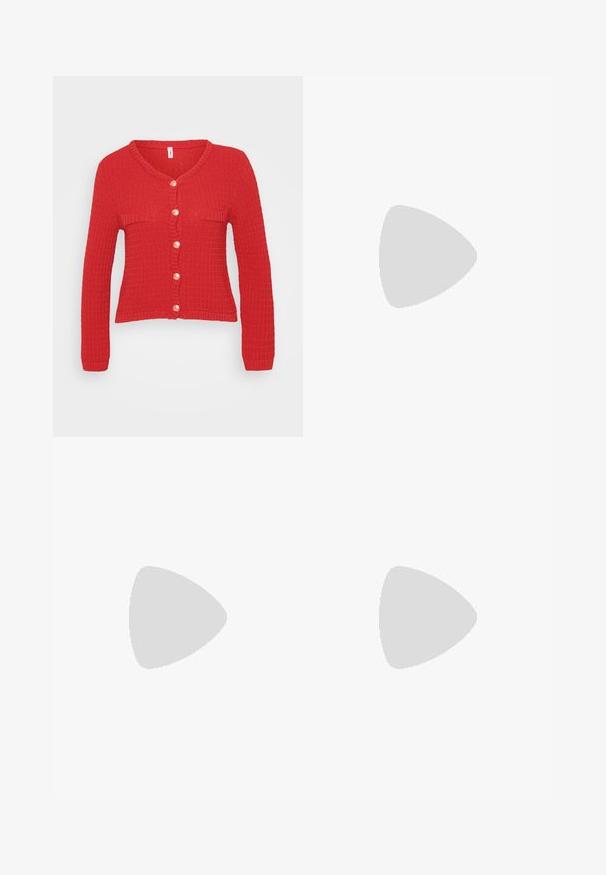 Κόκκινο πλεκτό κα cardigan με V-λαιμόκοψη, μακριά μανίκια και κλείσιμο με κουμπιά που διαθέτει έξι στρογγυλά, κρεμ χρώματος κουμπιά και δύο επίπεδες τσέπες.; Even&Odd Petite 2 PACK - Μπλούζα - light grey/black; Γκρι τζην με ίσια γραμμή, πέντε τσέπες, διακριτική φθορά και κουμπί κλεισίματος στη μέση.; Μαύρες δερμάτινες παπούτσια με στρογγυλή μύτη, επίπεδη σόλα και λουράκι με λεπτομέρεια από αγκράφα. Χοντρός τετράγωνος τακούνι για πρόσθετη σταθερότητα.; Ασημένιο σκουλαρίκι κρίκος με γυαλιστερή φινίρισμα, που διαθέτει μικρές χρυσές λεπτομέρειες και στρογγυλό σχήμα, φορεμένο στον λοβό.