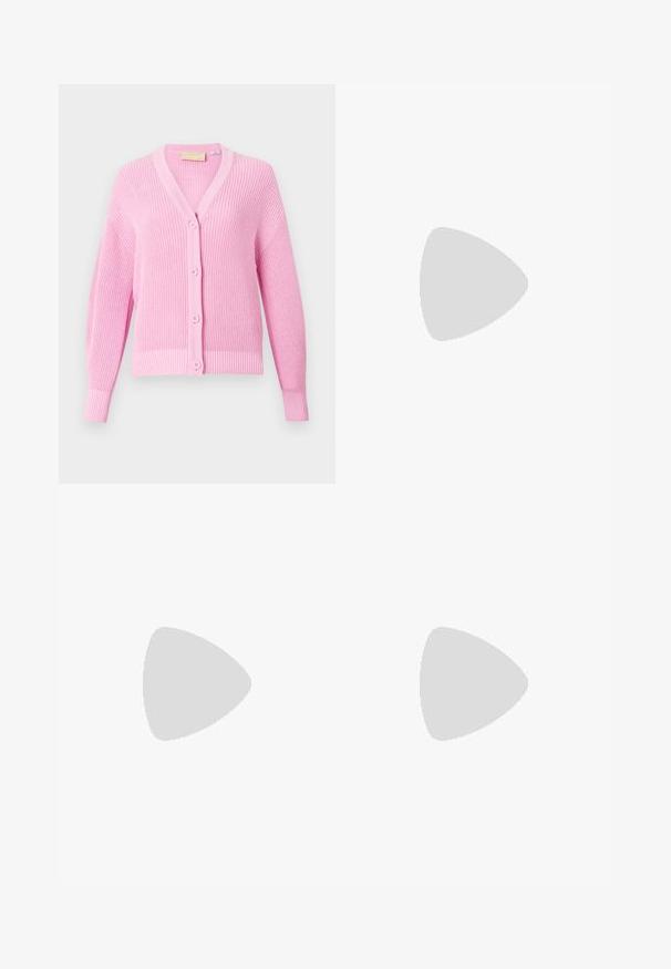 Ανοιχτό ροζ κασκόλ φτιαγμένο από υλικό πλεκτής υφής, με V-λαιμόκοψη, κουμπιά μπροστά και ριμπ μανσέτες. Κλασικός και ευέλικτος σχεδιασμός.; Μαύρη oversized μπλούζα με γραφικό ενός αρκούδου και το κείμενο "ΟΧΙ ΓΛΥΚΊΣΤΙΚΗ ΑΛΛΆ ΑΓΡΙΑ" σε έντονη λευκή γραφή. Υφασμά από βαμβάκι.; Ανοιχτόμπλε, ψηλόμεσα τζιν φτιαγμένα από τζιν ύφασμα. Διαθέτουν φαρδιές καμπάνες, δύο σκισμένα γόνατα και κλασικό στιλ πέντε τσεπών.; Λευκό ψηλό καμβαδάκι αθλητικό παπούτσι με μαύρη καουτσούκ σόλα, πρόσθιο καουτσούκ καλύμματος δακτύλου και έξι οπές για κορδόνια, με μια καθαρή και μίνιμαλ σχεδίαση.