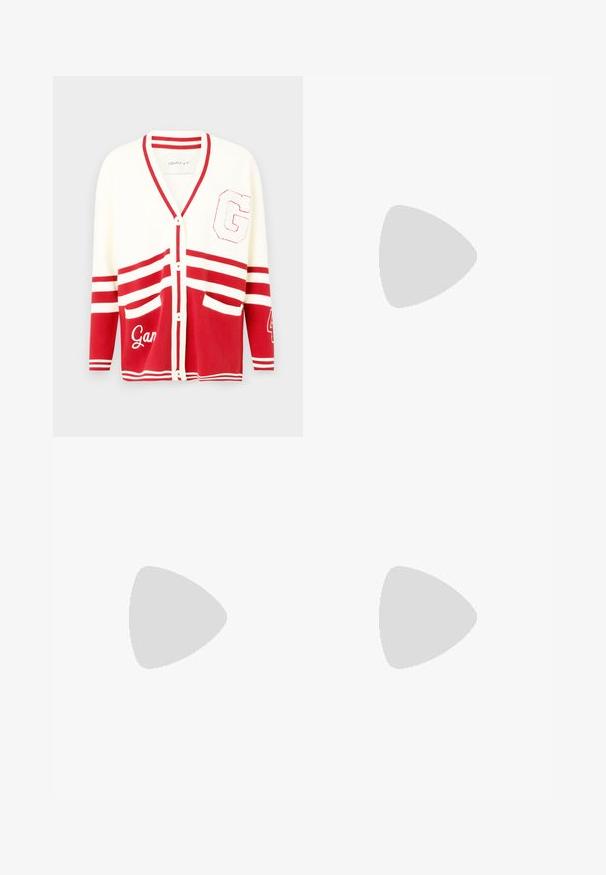 Rød og hvid cardigan med V-udskæring, knaplukning, stribede ærmer, to frontlommer og broderede "G"- og "Gant"-detaljer.; Sort bomulds T-shirt med rullede korte ærmer, der har et præget logo i midten og en lille flagdetalje på siden.; Sorte denimshorts med høj talje, fem lommer, sølvhardware og standardpasform, der har en glat tekstur og en pæn finish.; Sorte læder slingback hæle med spids tå, lav hæl og justerbar ankelstrop med en guldfarvet spænde. Glat tekstur.