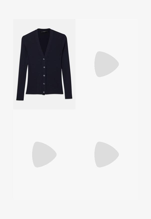 Marineblaue gerippte Strickjacke mit V-Ausschnitt, langen Ärmeln und sechs Knöpfen. Weiche Textur mit figurnaher Passform.; Weißes Button-Down-Hemd mit klassischem Kragen, langen Ärmeln und lockerer Passform. Glattes Baumwollmaterial ohne sichtbare Muster oder Akzente.; Schwarze weite Hosen mit glatter Textur, strukturiertem Bund und vorderen Falten. Minimalistisches Design ohne sichtbare Beschläge.; Schwarze Leder-Pumps mit spitzem Zehenbereich und runder, ballförmiger Ferse. Glatte Textur mit einem eleganten, minimalistischen Design.