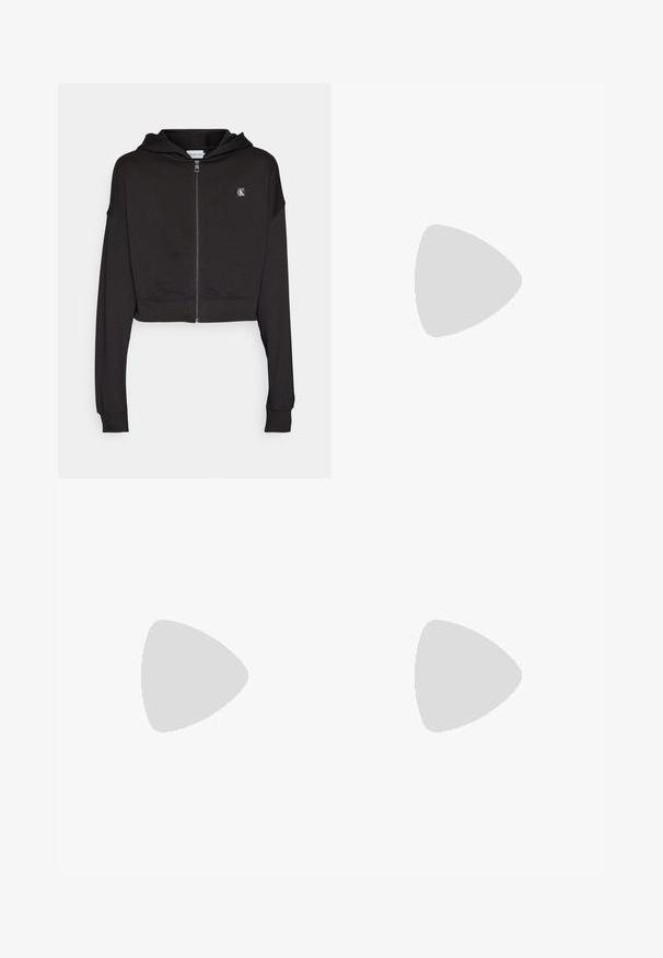 Haut de hoodie noir court zippé, fabriqué en tissu doux, avec une capuche, des manches longues et un petit logo au niveau de la poitrine.; T-shirt en coton noir avec un col rond, des manches courtes et un logo brodé bleu "Calvin Klein JEANS" sur le devant.; Pantalon noir à large jambe avec une texture lisse, doté d'une taille élastique portant l'inscription "Calvin Klein" en texte blanc. Design minimaliste.; Sneaker en cuir noir avec un bout arrondi, semelle plateform blanche et lacets noirs. Présente un logo discret au niveau du talon et une texture lisse.
