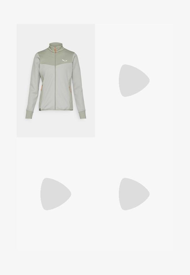 Jachetă din fleece de culoare verde deschis, cu panouri texturate de culoare gri, guler înalt, fermoar complet și accente portocalii. Prezintă un mic logo pe piept.; Tricou din bumbac negru, cu guler rotund și mâneci scurte. Logo alb notabil în partea stângă sus. Textură netedă, croi casual.; Leggings negre cu talie înaltă, fabricate dintr-un material elastic, având o textură netedă și un logo alb imprimat pe partea stângă.; Pantofi de drumeție negri cu un superior din țesătură texturată, sistem de șireturi și talpă din cauciuc robustă. Accentați cu detalii reflectorizante și logo-uri.