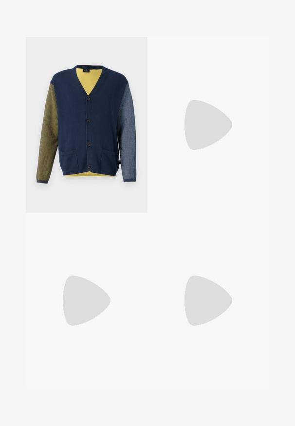 Strikket cardigan med marineblå kropp, stripete stoff i gult og grønt på én arm, og en stripete blå arm. Har V-hals og frontlommer.; Svart bomull t-skjorte med korte ermer, rund hals og en subtilt brodert heste-logo i grått på venstre brystområde.; Navyblå bukser laget av bomull, med rett ben-design, frontlukking med knapp og klassisk midje med beltehanker.; Svart semsket sneaker med lav profil, teksturert overdel, flate lisser og en solid gummisåle med en svak hæl og buet design.