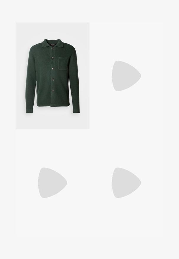Mørkegrøn cardigan lavet af struktureret stof, med en knappet front, en brystlomme og et klassisk kravedesign.; To korteærmede skjorter: en ensfarvet sort og en hvid med sorte lodrette striber. Begge har knaplukninger og en klassisk krave.; Sorte denimbukser med lige ben, fem lomme-design og knaplukning foran. Glat tekstur med minimale syninger.; Sorte læder loafers med rund tå, der har et syet design, lav platformssål og en struktureret, skridsikker gummisål.