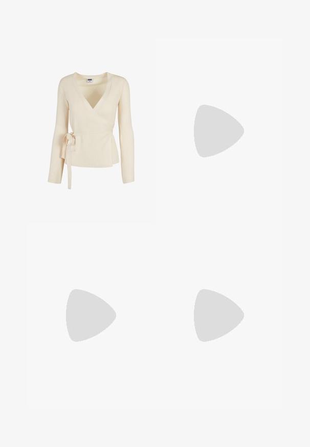 Bežový rebrovaný top s hlbokým V-výstrihom, dlhými rukávmi a zaväzovaním v páse. Mäkka textúra s jemným vzorom.; Biela obliečka na vankúš s hladkým, jemným povrchom, s obdĺžnikovým tvarom a čistými okrajmi, navrhnutá pre štandardné veľkosti vankúšov.; Ružové nohavice s širokými nohavicami vyrobené z mäkkého bavlneného materiálu, s elastickým pásom na šnúrku a malým bielym logom na prednej strane.; Biele a strieborné Nike tenisky s mrežovou textíliou, reflexnými akcentmi a béžovou podrážkou. Nosené s čiernymi ponožkami, stojace na modrom povrchu.