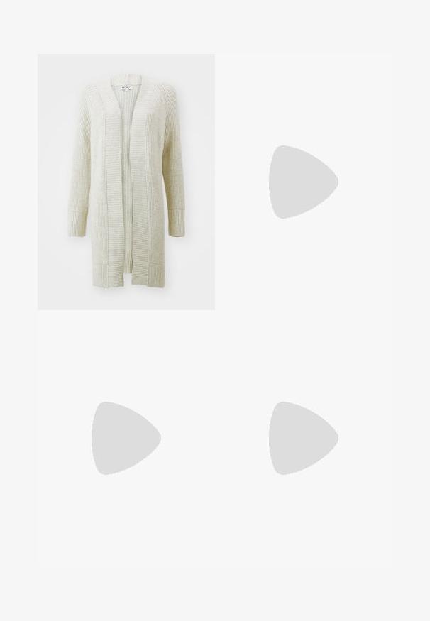 Cardigan lungo aperto in maglia beige chiaro. Presenta polsini e orlo a coste, con un motivo testurizzato su tutto il corpo. Materiale morbido e accogliente.; Due magliette a maniche corte, una bianca e una nera, realizzate in cotone. Entrambe presentano un colletto rotondo e un design semplice e classico.; Pantaloni in denim nero con design a gamba dritta, cinque tasche, chiusura con bottone metallico e dettagli di cucitura sottili. Texture liscia.; Bershka Sandali con tacco - black