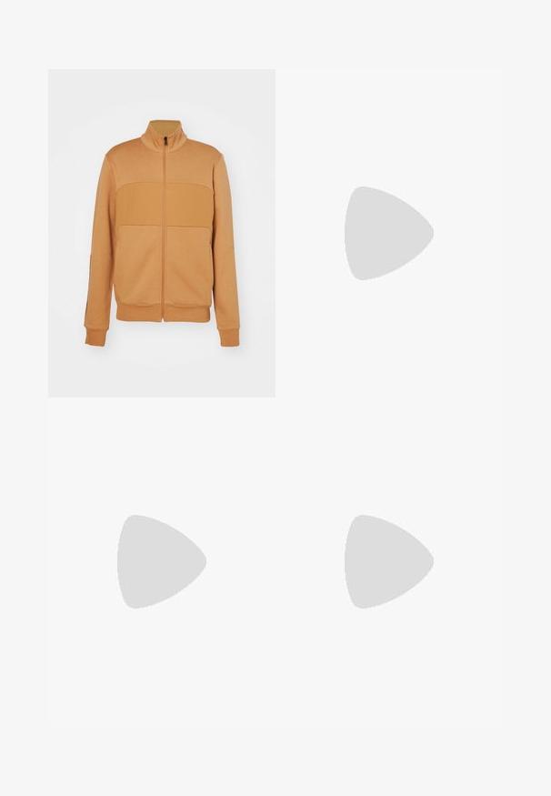 Giacca zip con collo alto di colore marrone chiaro, caratterizzata da un design a pannelli sul petto, polsini a costine e una texture liscia e morbida.; T-shirt bianca in cotone con scollo rotondo, maniche corte e un logo grafico circolare blu sul petto sinistro. Texture morbida, design casual.; Champion ICONS TONAL CUFF LARGE LOGO - Pantaloni sportivi - black; Scarpe atletiche in bianco e nero con tomaia in rete, suola testurizzata e accenti blu chiaro. Presentano lacci e un colletto imbottito per supporto.