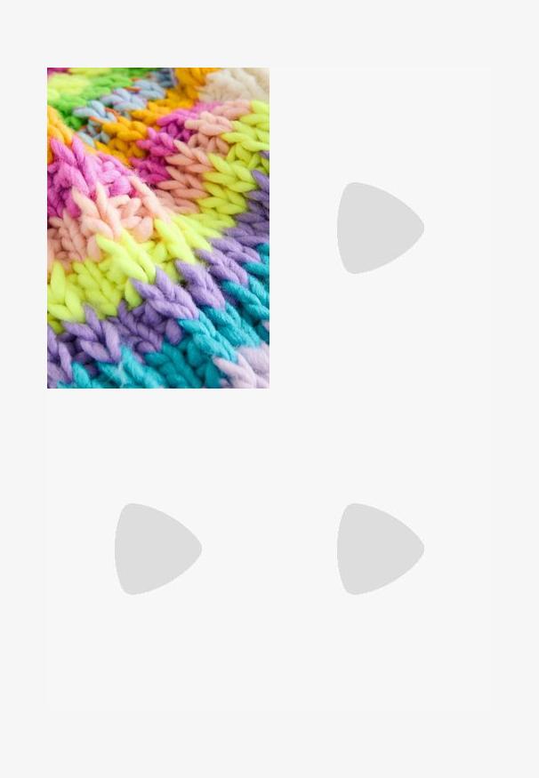 Next OVERSIZED HAND STRIPE  - Strickjacke - multi bright; Navyblaues Baumwoll-T-Shirt mit kurzen Ärmeln und Rundhalsausschnitt, das eine glatte Textur und einen geraden Saum ohne Muster oder Verzierungen aufweist.; Hellblaue weit geschnittene Jeans aus Denim, mit Knopfverschluss, Gürtelschlaufen und dezenten Nähten.; adidas Originals GAZELLE UNISEX - Sneaker low - light blue/off white/cream white