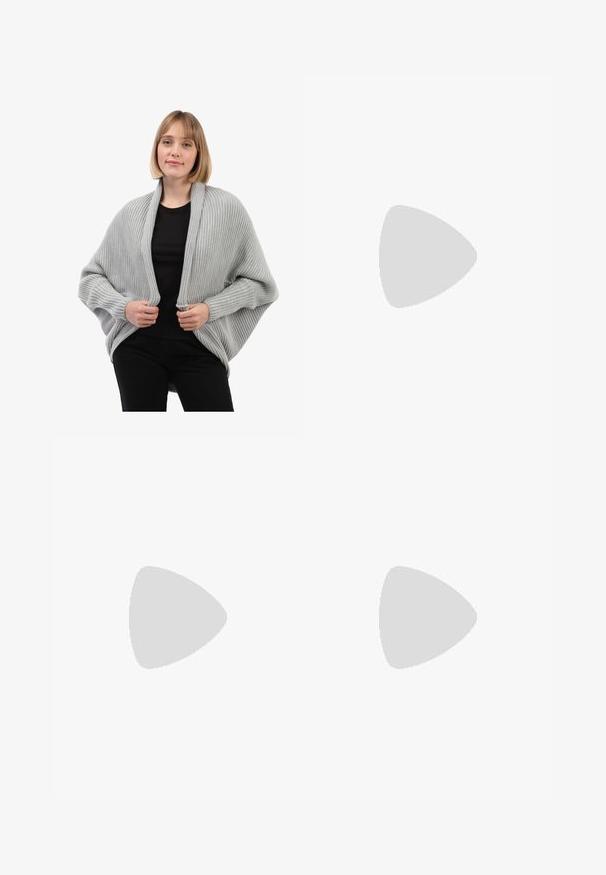 Ljust grå stickad cardigan med ribbad textur, öppen front och långa ärmar. Har en avslappnad passform och draperad design.; Vit kortärmad t-shirt i bomull med rund halsringning, avslappnad passform och en slät textur med minimala sömmar.; Ljusblå vida jeans i denim. Har bältesöglor, femfickorsdesign och stickade detaljer längs sömmarna.; Vita Nike Air Max 90-sneakers med ovandel i mesh och läder, utrustade med en synlig luftkammare, tillsammans med vita ribbade strumpor med svart logotyp.; Vit vävd handväska med rund handtag, som har dragkedjestängning och en vadderad yta. Slät finish och geometriskt mönster på ytan.