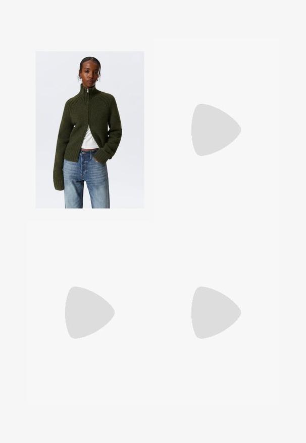 Tmavozelený, zipsový sveter s jedľovou golierom a manžetami. Mäkká textura, kratší strih, nosený nad bielym topom, spárovaný so svetlomodrými džínsami.; Biele tričko s krátkym rukávom z bavlny. Má okrúhly výstrih, jednoduchý dizajn a logo štítok na výstrihu. Hladká textura.; Rozšírené denimové džínsy v bledomodrej farbe s klasickým dizajnom piatich vreciek, s jemnou textúrou a viditeľnými švovými akcentmi.; Čierne kožené čižmy po kolená s ostrou špičkou a nízkym podpätkom. Hladkátextúra a minimalistický dizajn bez viditeľného hardvéru alebo akcentov.; Burgundská kožená kabelka s dvojitými uchami, štruktúrovaným povrchom, bočnými zipsovými vreckami a pevnou formou. Obsahuje strieborné kovové akcenty.