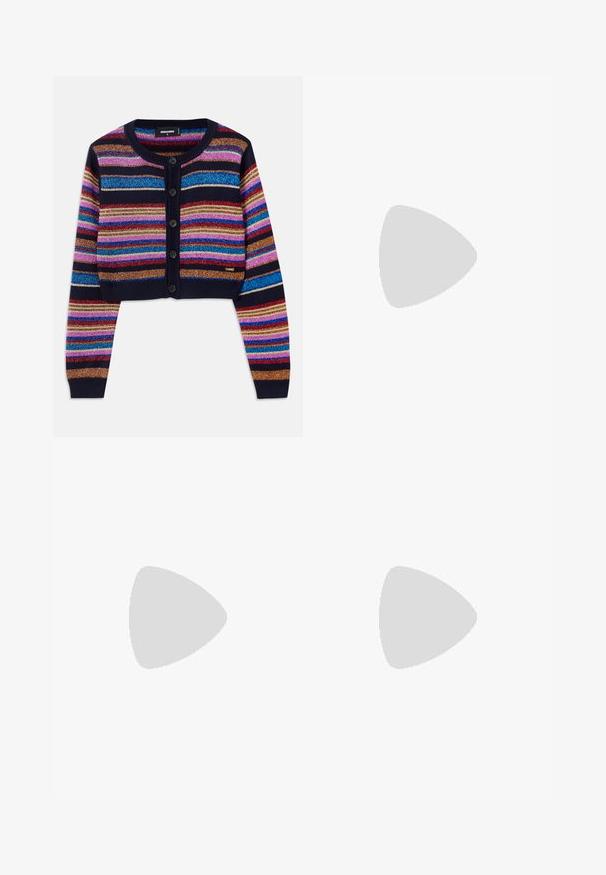 Cardigan court rayé en bleu foncé, avec de vives rayures multicolores scintillantes, des poignets côtelés et une fermeture à cinq boutons à l'avant.; Chemise à rayures bleues et blanches à col, à manches longues, avec une poche sur le devant et un ourlet légèrement arrondi. Fabriquée dans un tissu doux.; Shorts en denim bleu clair à taille haute, présentant une fermeture à bouton et à zip, des poches avant et un ourlet effiloché.; Paul Smith TOPANGA - Ballerines - black