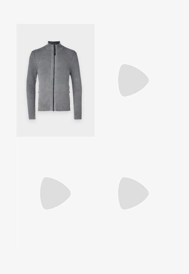 Suéter gris de canalé con cremallera, de cuello alto, que presenta dos cremalleras laterales y un patrón texturizado en toda la prenda.; Camiseta de algodón azul marino con mangas cortas. Presenta un pequeño logotipo bordado en naranja en el pecho. Diseño clásico de cuello redondo.; Pantalones de chándal blancos hechos de una tela suave, con cinturilla y puños elásticos, que presentan una textura suave y un diseño holgado.; Zapatillas blancas tipo slip-on con una superficie texturizada, suela gruesa y diseño minimalista. Presenta el logo de la marca en un lado.