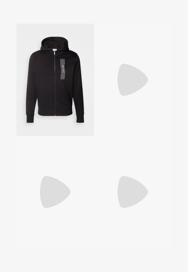 Calvin Klein HORIZONTAL LOGO ZIP THRU HOODIE - Užtrauktuku užsegamas treningas - black; Juodas trumpomis rankovėmis marškinėliai su baltu "CALVIN KLEIN NEW YORK" logotipu, centruotu ant krūtinės, apvaliu iškirpimu ir vidiniu etiketės dydžiu M apykaklėje.; Juodi medvilniniai kelnių su tiesia koja dizainu, turintys sagos uždarymą ir diržo kilpas. Lygus tekstūra ir minimalistiškas stilius be matomų raštų.; Juodos odinės sportinės bateliai su lygiu paviršium, suapvalinta nosimi, toniniais siūlais, raištelių užsegimu priekyje ir plokščiu guminiu padu. Kilpelė ant kulno.