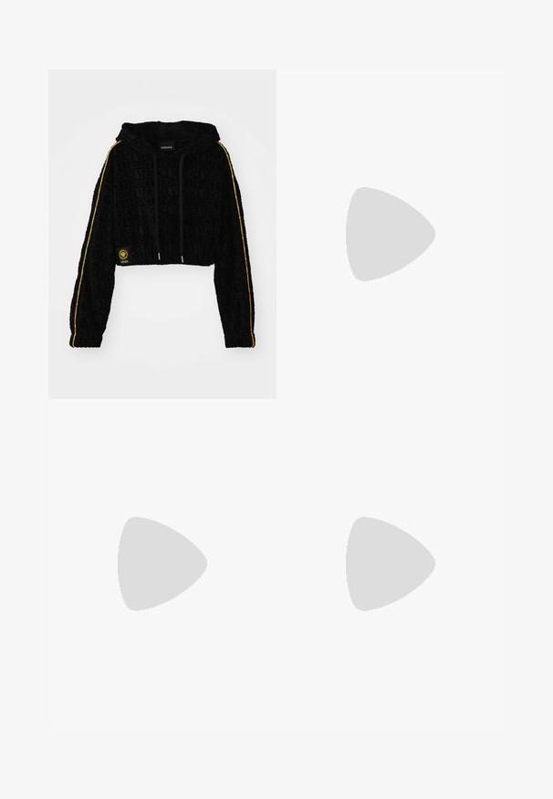 Hanorac negru scurt cu logo-ul embosat 'Versace', dungi galbene pe mâneci și accente din metal auriu. Textură moale de catifea.; Top scurt negru cu nervuri, cu bretele subtiri ajustabile, având trei dungi albe pe laterale și un mic logo alb Adidas în centru.; Pantaloni negri cu picioare largi, realizati dintr-un material usor. Au un bmband elastic cu snur si dungi albe pe lateral. Logo-ul brandului este pe sold.; Adidași negri cu glezna înaltă, cu un design elevat, realizați din pânză. Acestia au șireturi albe, cusături și o talpă din cauciuc cu capac pentru degete.