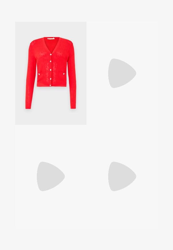 Cardigan rosso a maglia con scollo a V, maniche lunghe e bottoni argentati. Presenta due tasche frontali e una texture perforata. Design cropped.; T-shirt bianco in cotone con maniche corte, scollo rotondo, vestibilità comoda e orlo cucito. Etichetta visibile all'interno del colletto.; Pantaloni beige su misura con vestibilità dritta, caratterizzati da pieghe davanti, una texture liscia e vita a media altezza. Senza tasche visibili.; Pumps slingback in pelle verniciata nera con punta affilata, tacco sottile e un design con ritagli delicati. Caratterizzate da una fibbia dorata sul cinturino.