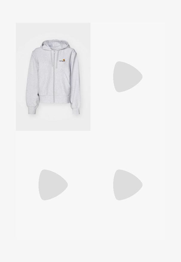 Sudadera con cremallera de color gris claro, fabricada en un tejido suave, con un corte relajado, bolsillos frontales y un pequeño logo bordado en el lado izquierdo del pecho.; Camisa de algodón blanca con corte relajado, mangas cortas y un pequeño logotipo bordado en el área del pecho izquierdo.; Pantalones vaqueros de pierna ancha en azul con cintura alta, costuras en contraste y bolsillos laterales, que cuentan con un diseño clásico de cinco bolsillos y dobladillos sin rematar.; Zapatillas blancas con rayas negras y acentos de ante beige. Cuentan con una suela de goma texturizada y cordones blancos planos, usadas con calcetines de color claro.